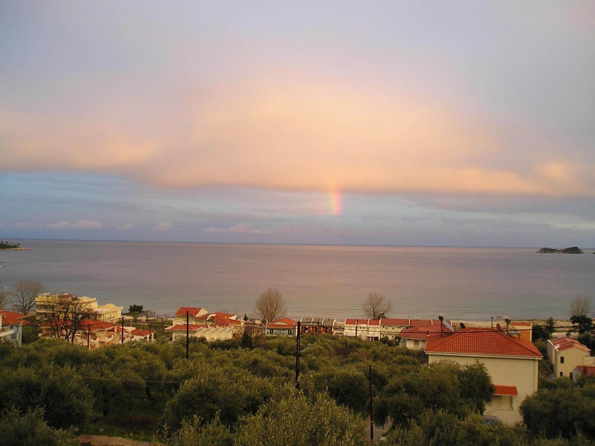 Golden Beach Inn Chrisi Ammoudia Esterno foto