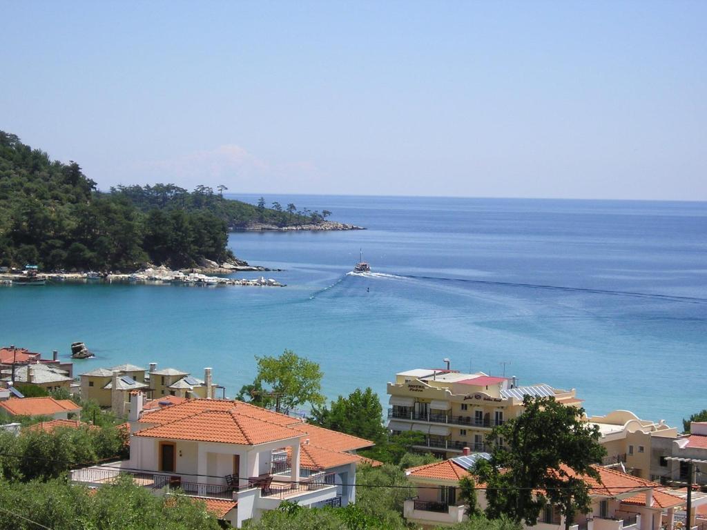 Golden Beach Inn Chrisi Ammoudia Esterno foto